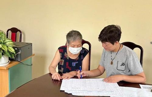 Trưởng thôn Phú Lâm Đỗ Thuý Hạnh trao đổi, tháo gỡ khó khăn, vướng mắc cho người dân trong thôn. Ảnh: TL