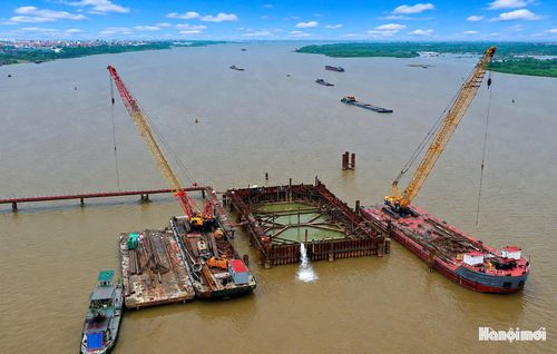 Đoạn vượt sông Hồng dài 780m gồm 3 nhịp lớn, tạo điểm nhấn kiến trúc mới trên tuyến Vành đai 3,5 của Hà Nội. Công tác khoan cọc nhồi tại cả ba vị trí trụ tháp chính đã cơ bản hoàn thành, đơn vị thi công đã chuyển sang thi công bệ trụ, chuẩn bị dựng tháp.