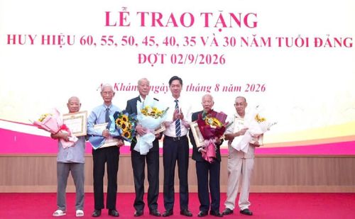 Bí thư Đảng ủy xã An Khánh Phùng Bá Nhân trao Huy hiệu Đảng cho các đảng viên lão thành. Ảnh: AK