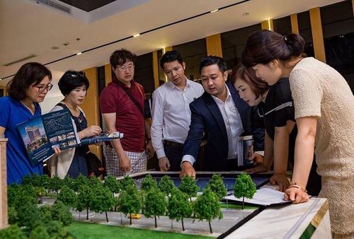 Vẫn còn những vướng mắc trong quy định trách nhiệm của sàn giao dịch. Ảnh PV