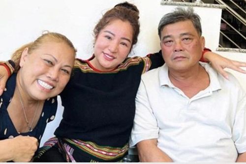 Ngoài công việc và sức khỏe, chuyện hôn nhân của Siu Black cũng có nhiều điều tốt đẹp. Hiện tại, nữ ca sĩ sinh năm 1967 đã trở lại bên chồng vì người đàn ông này đã thay đổi. Anh đã bù đắp cho vợ con sau những sai lầm của tuổi trẻ. Về tình cảm vợ chồng sau khi tái hợp, Siu Black cho biết vì cả hai đều đã ở tuổi xế chiều, lại trải qua nhiều sóng gió nên giờ bên nhau vì nghĩa nhiều hơn vì tình. Không chỉ về tình nghĩa, chồng của Siu Black còn giúp vợ cả về vật chất.