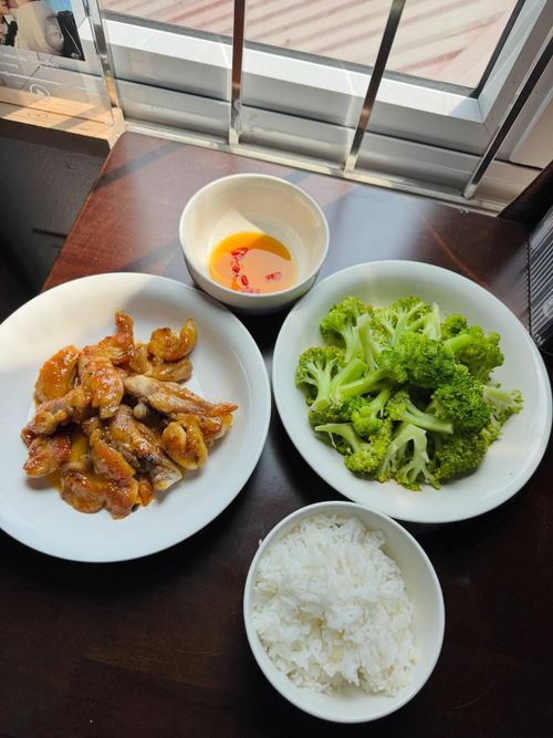 Hương thường đi chợ 2-3 lần mỗi tuần, ưu tiên rau xanh, thịt, cá, trứng và các loại củ quả theo mùa. Cô tính toán lượng mua để một nguyên liệu có thể dùng cho nhiều bữa, vừa tiết kiệm vừa hạn chế thực phẩm dư thừa. "Thay vì mua nguyên liệu đắt tiền, tôi chọn cân đối cách kết hợp nguyên liệu để bữa cơm vừa ngon, đủ chất mà vẫn tiết kiệm", Hương nói.