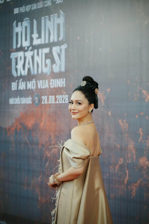 Tuổi U50, Đỗ Thị Hải Yến thu hút chú ý khi xuất hiện trong bộ đầm thướt tha, sải bước trên thảm đỏ buổi ra mắt phim mới.
