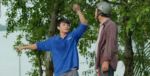 Chơn khẳng định có kẻ cố tình làm cho người dân nơi đây phải bán đất với giá rẻ. Ảnh VTV