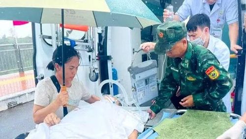 Liên tiếp mở 'luồng xanh' cho xe cứu thương đưa bệnh nhân qua biên giới cấp cứu. Ảnh: Trần Tương