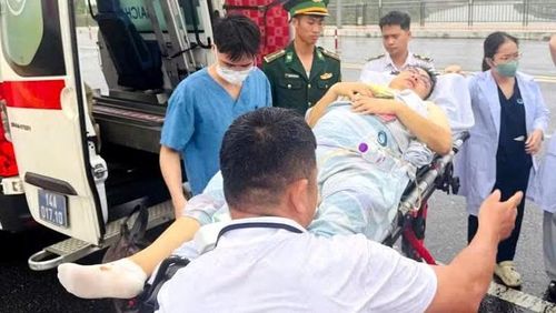 Lực lượng chức năng hai nước phối hợp mở 'luồng xanh' cho xe cứu thương đưa bệnh nhân qua biên giới cấp cứu. Ảnh: Trần Tương