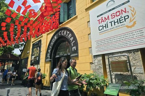 Người dân, du khách đến tham quan triển lãm tại Di tích lịch sử Nhà tù Hỏa Lò. Ảnh: T.Anh
