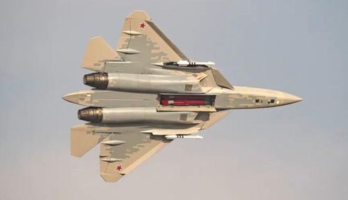 Máy bay chiến đấu Su-57 với ba khoang chứa vũ khí mở và tên lửa chống bức xạ Kh-58. (Ảnh: MW)