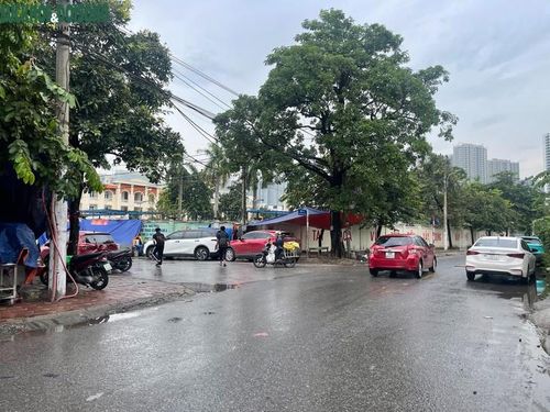 Một người dân sinh sống tại phố Cầu Cốc cho biết, khu vực này không còn xuất hiện tình trạng ngập cục bộ kéo dài sau mưa như trước. Ảnh: Phúc Đức