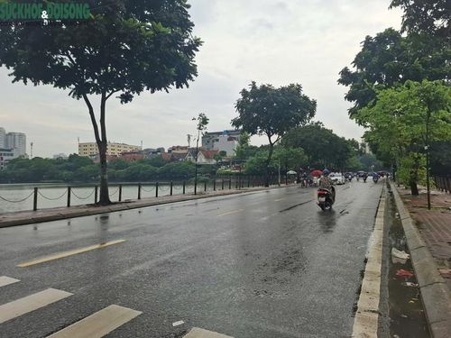Tại đường 19/5, khu đô thị Văn Quán, đoạn qua hồ Văn Quán, không còn xuất hiện các vũnh nước lớn. Đây là điều đáng chú ý bởi khu vực này từng được người dân nhắc đến như một trong những điểm dễ ngập mỗi khi có mưa kéo dài. Ảnh: Quỳnh Mai