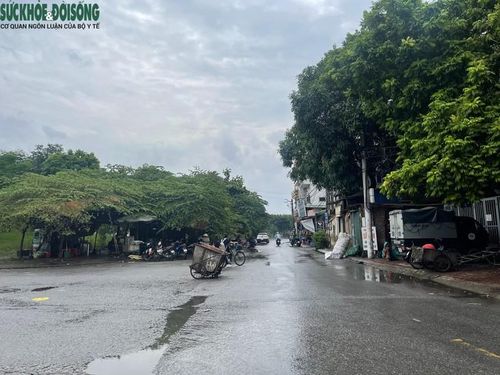 Tại "rốn nước" phố Cầu Cốc (phường Tây Mỗ) - nơi từng ngập tới 3 lần trong hơn 1 tháng, ảnh hưởng trực tiếp đến việc đi lại, sinh hoạt của người dân, cũng ghi nhận diễn biến tích cực. Ảnh: Phúc Đức
