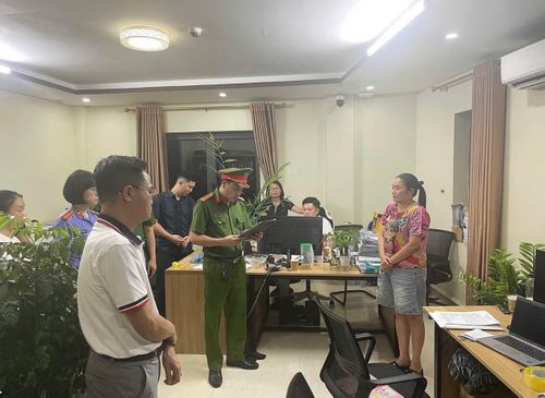 Công an khám xét trụ sở Công ty Cổ phần Tập đoàn SaPa TV. Ảnh: Báo Điện tử Chính phủ.