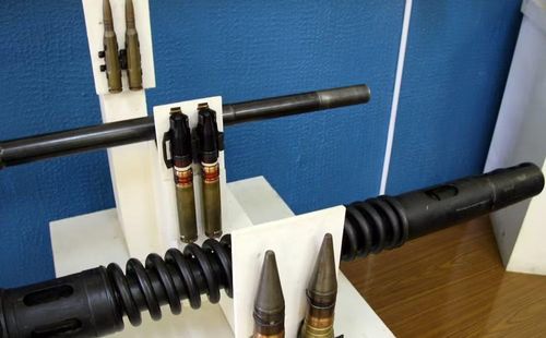 Pháo 23 mm và 37 mm cung cấp hỏa lực mạnh, cho phép MiG-15 tấn công những mục tiêu lớn bằng loạt đạn ngắn.