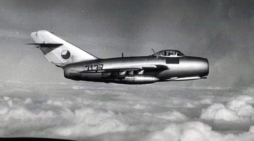MiG-15 được phát triển sau Thế chiến II, trong thời điểm Liên Xô đặc biệt chú trọng việc nhanh chóng bắt kịp phương Tây về công nghệ động cơ phản lực và khí động học.