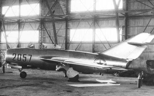 Cuộc đối đầu giữa MiG-15 và F-86 vì vậy không đơn giản là cuộc so tài giữa hai chiếc máy bay. Nó là cuộc đụng độ giữa hai trường phái thiết kế, hai hệ thống huấn luyện phi công và hai cách tiếp cận chiến tranh trên không.