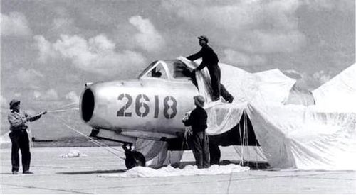 Từ cuối năm 1950, các phi công Mỹ bắt đầu đối mặt với những biên đội MiG hoạt động từ các căn cứ ở khu vực Mãn Châu. Không quân Mỹ gọi khu vực tác chiến này là "MiG Alley".