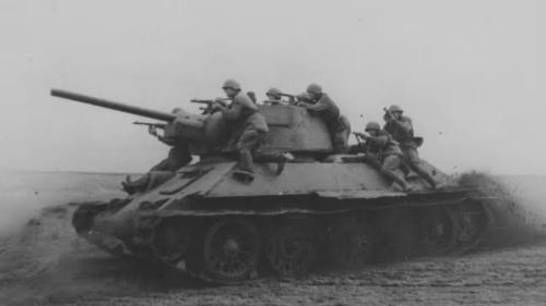 Nhưng khi đối đầu Tiger, T-34-85 vẫn có những bất lợi rõ ràng. Tiger I nặng khoảng 57 tấn, có giáp trước rất dày và khẩu pháo 88 mm KwK 36 L/56 nổi tiếng.