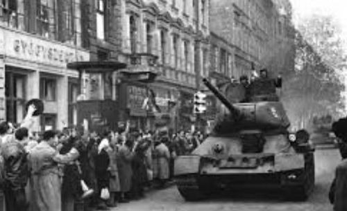 T-34-85 sử dụng nền tảng T-34 đã được công nghiệp hóa mạnh, dây chuyền sản xuất được tối ưu và thiết kế tương đối phù hợp với sản xuất hàng loạt. Liên Xô có thể trang bị hàng nghìn xe cho các đơn vị thiết giáp, đồng thời duy trì nguồn phụ tùng, sửa chữa và bổ sung tổn thất.