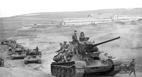 Panther lại là một câu chuyện khác. Nó nhẹ hơn Tiger nhưng vẫn nặng hơn đáng kể so với T-34-85, đồng thời có giáp trước nghiêng và pháo 75 mm KwK 42 L/70 có khả năng chống tăng rất mạnh. Panther được thiết kế đặc biệt để đối phó các xe tăng Liên Xô và có lợi thế lớn trong những cuộc đấu pháo trực diện.