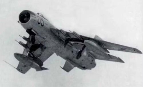 Về tốc độ, cả 2 đều vượt Mach 1 trong điều kiện phù hợp. F-100 có tốc độ tối đa khoảng Mach 1,4, trong khi MiG-19 có thể đạt khoảng Mach 1,3. Tuy nhiên, tốc độ tối đa không phản ánh toàn bộ khả năng chiến đấu.