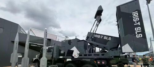 Đây là một bước phát triển xa hơn nhiều của Đức so với ý tưởng khá "đơn sơ" của Nga, đó là lắp đặt tên lửa không đối không tầm ngắn R-60 lên máy bay không người lái cảm tử Shahed.