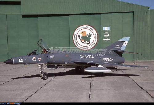 Super Étendard đã bắn hai tên lửa AM39 Exocet vào tàu khu trục HMS Sheffield của Anh. Một quả bắn trượt, trong khi quả thứ hai trúng đích và gây ra đám cháy lớn. Thủy thủ đoàn không thể dập tắt, vì vậy sau vài giờ, bộ chỉ huy ra lệnh bỏ tàu, HMS Sheffield sau đó đã bị chìm.