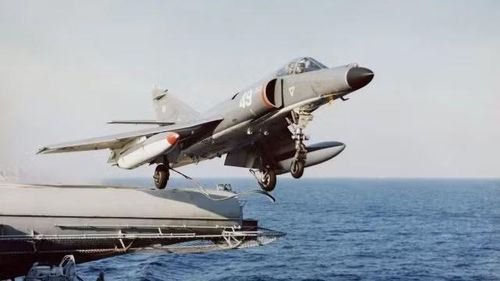 Mặc dù số lượng hạn chế, cường kích Super Étendard của Argentina vẫn được sử dụng để tấn công các tàu chiến Anh bằng tên lửa chống hạm Exocet, cũng như tập kích mục tiêu trên mặt đất.