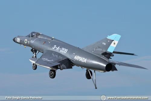 Vào năm 2023, Bộ trưởng Quốc phòng Argentina Jorge Taiana đã quyết định loại bỏ Super Étendard khỏi sổ đăng ký hàng không hải quân. Nhưng một năm sau, quyết định lại bị đảo ngược và họ cố gắng xem xét khả năng khôi phục chiếc cường kích này.