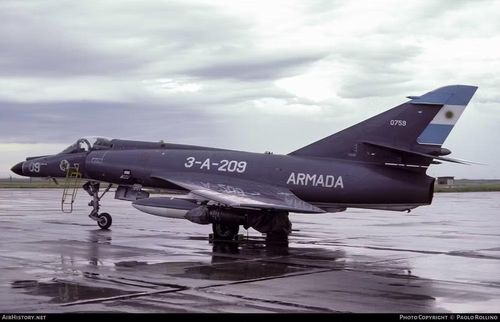 Cuộc tấn công đầu tiên của cường kích Super Étendard được thực hiện vào ngày 4/5/1982, khi 2 chiếc cất cánh từ căn cứ không quân Rio Grande và được tiếp nhiên liệu bởi một máy bay KC-130H Hercules.