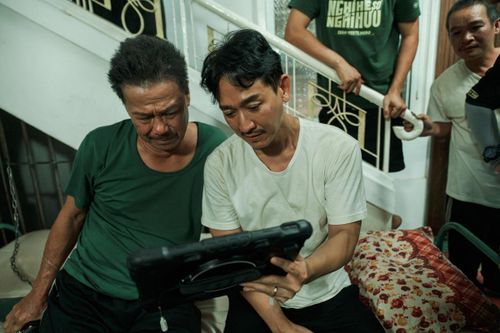 Diễn viên Hứa Vĩ Văn và nghệ sĩ Cao Minh trong trường quay bộ phim "Nghỉ hè sợ nghỉ hưu".
