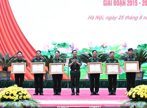 Đại tướng Phan Văn Giang, Phó Thủ tướng Chính phủ, Bộ trưởng Bộ Quốc phòng trao tặng Bằng khen của Thủ tướng Chính phủ cho các tập thể, cá nhân. Ảnh: Trọng Hải.