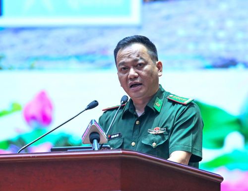 Đại tá Trương Minh Đức, Chỉ huy trưởng Ban Chỉ huy Bộ đội Biên phòng Lai Châu báo cáo tham luận tại hội nghị về mô hình chuyển đổi số khu vực biên giới. Ảnh: Trọng Hải