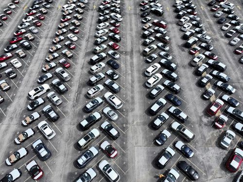  Ôtô, xe tải và linh kiện Canada có thể gia nhập danh sách hàng hóa chịu thuế 50% tại Mỹ. Ảnh: Reuters. 