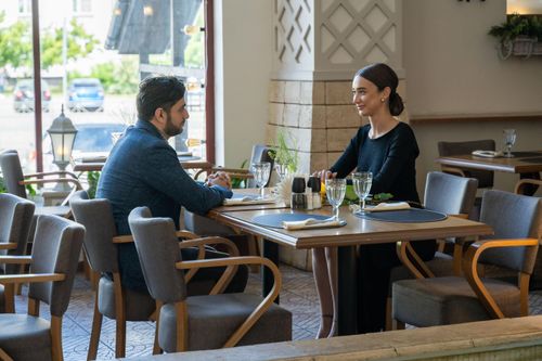Ngay cả khi hồ sơ “đẹp trên giấy”, cảm xúc trong lần gặp đầu vẫn có thể không xuất hiện. Ảnh minh họa: Mikhail Nilov/Pexels.