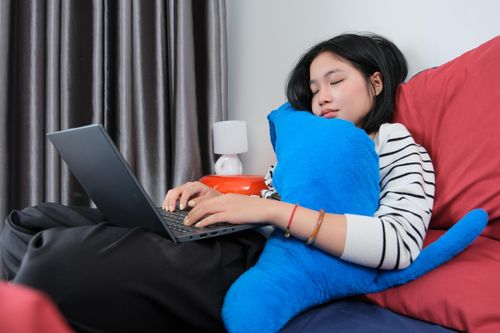  Tình trạng căng thẳng kéo dài trong công việc khiến người lao động đưa ra quyết định nghỉ việc đi kèm khoản tiết kiệm đã chuẩn bị sẵn. Ảnh minh hoạ: Như Phương. 