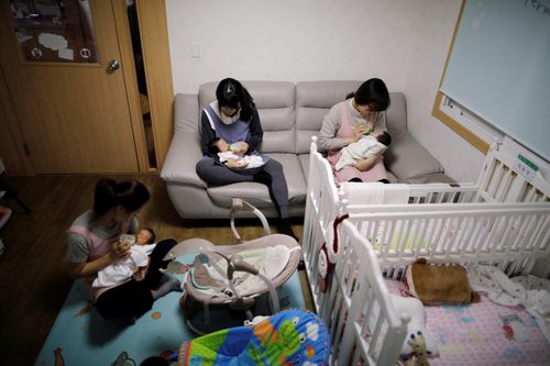 Có tiền, cha mẹ có thể thuê người chăm con, nhưng tiền không đảm bảo đứa trẻ được nuôi dạy tốt. Ảnh: Kim Hong-Ji/Reuters.