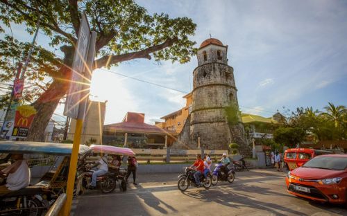  Campanario de Dumaguete là tháp chuông cổ gần 200 năm tuổi, được xem là công trình còn tồn tại lâu đời nhất tại Dumaguete. Ảnh: Shutterstock. 