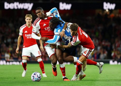  Arsenal là đội hiếm hoi trong nhóm ông lớn có khởi đầu gọn gàng, trong khi phần còn lại sớm để lộ những vấn đề riêng. 