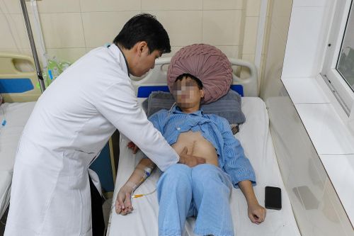  Một bệnh nhân trẻ mắc ung thư đại trực tràng đang được điều trị tại Bệnh viện K. Ảnh: Việt Linh.