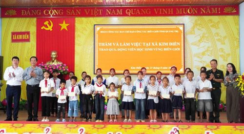 Tằng quà cho học sinh vùng biên giới tại xã Kim Điền tỉnh Quảng Trị