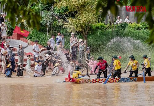 Chị em phụ nữ tham gia đua thuyền