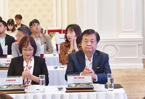 Nguyên Phó Chủ tịch Quốc hội Lê Minh Hoan và các đại biểu dự Diễn đàn