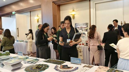 Đại biểu tham quan không gian trưng bày, triển lãm du lịch Lâm Đồng và sản phẩm OCOP của địa phương