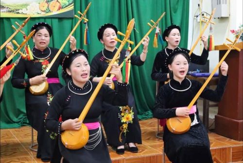 Điều đáng quý ở lớp học là sự tham gia của nhiều thế hệ, đặc biệt có các em học sinh