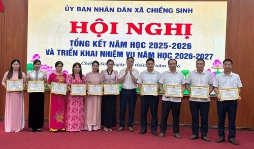 Các tập thể, cá nhân có thành tích xuất sắc trong năm học 2025 - 2026 được biểu dương, khen thưởng tại hội nghị