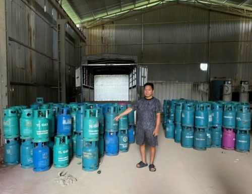 Đối tượng cùng tang vật bị thu giữ. Ảnh: Công an Hà Nội