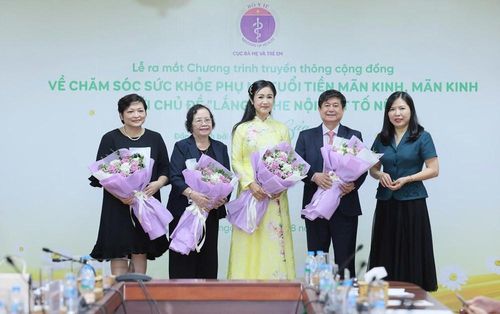 Các đại biểu và y bác sĩ tham gia chương trình