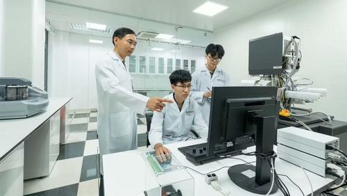 Giảng viên và sinh viên Đại học Phenikaa thực hành trong phòng thí nghiệm. (Ảnh: PHƯỚC AN)