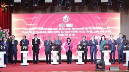 Các đại biểu bấm nút khai trương các ứng dụng chuyển đổi số dùng chung ba cấp trong các cơ quan Đảng, Chính quyền, Đoàn thể thành phố Hà Nội. (Ảnh: QUỐC TOẢN)