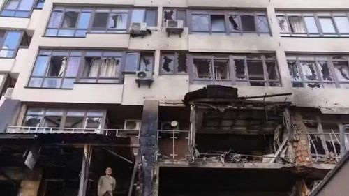 Một tòa nhà bị hư hỏng tại quận Shevchenkivskyi ở thủ đô Kiev, Ukraine, ngày 21/7/2025. (Ảnh: THX/TTXVN)